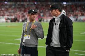 Tom Brady presiona a su futuro mariscal de campo de la NFL al vigilarlo de cerca durante la final de los playoffs de fútbol universitario.