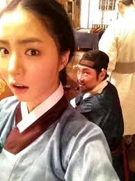 Actress Shin Se Gyeong took a picture with actor Cho Jin Woong at the set for SBS TV&#39;s drama, A deep-rooted Tree. - 179