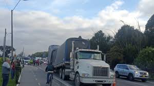 ¡Caos en la Autopista Norte! Tractomulas Varadas Generan Tráfico Monumental