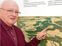 Professor Elmar Götz zeigt auf der Landkarte aus dem 16. Jahrhundert die weiße Kirche, die in Patershausen eingezeichnet ist. - 1550854488-e12af825-b278-4387-a63a-44b7798471a0-13ZUK5609