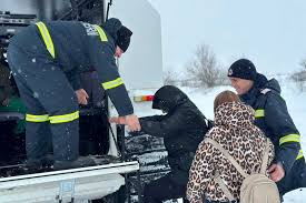 Vreme nefavorabilă/IGSU: Circa 40 de persoane - blocate în continuare, din cauza zăpezii, pe drumuri din șase județe