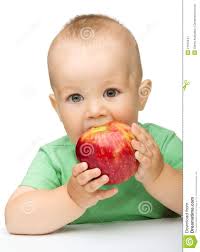 El pequeño niño está comiendo la manzana roja - el-peque%25C3%25B1o-ni%25C3%25B1o-est%25C3%25A1-comiendo-la-manzana-roja-21553447