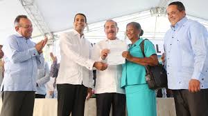Resultado de imagen para fotos de danilo medina entregando titulo de propiedad a una mujer