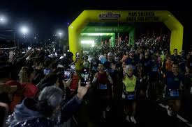 Mesmo sob chuva e frio, mais de 13 mil atletas encaram a meia-maratona em Porto Alegre