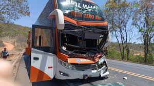 Seis pessoas ficaram feridas após um ônibus bater na traseira de carreta na BR-251
