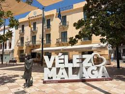 Vélez aplica reducciones de hasta el 95% en la tasa de residuos a un millar de hogares de familias vulnerables