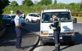 À partir du 1er mai, l’utilisation du portable au volant entraînera la suspension du permis en Charente-Maritime