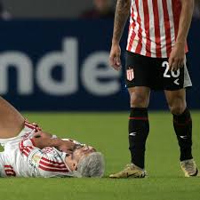 Arrascaeta cai sobre o ombro, é levado para o hospital em La Plata e preocupa Flamengo