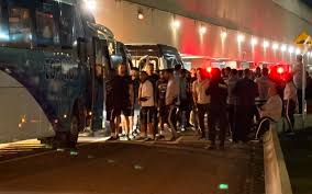 Botafogo retorna ao Rio sob protestos de organizada no aeroporto