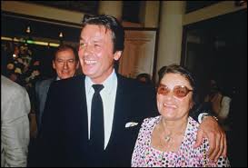 Après sa condamnation, Alain-Fabien Delon retrouve le sourire dans le plus bel hôtel de Deauville : sa compagne Laura et sa fille Romy ne sont jamais bien loin !
