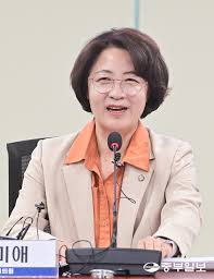 추미애, 의원직 사퇴 후 본격 선거전…현역 의원 중심 ‘용광로 선대위’ 구축