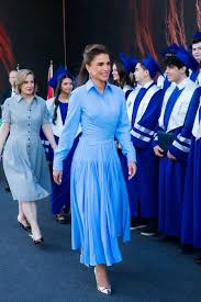 Rania de Jordania, con la versión del bolso Jodie de Bottega Veneta más original (y que ya solo se puede encontrar de segunda mano)