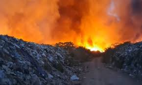 Incêndio atinge lixão de Iranduba, no Amazonas, e chamas se espalham pela área; VÍDEO