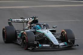 F1: Russell domina o dia de treinos livres para o GP do Azerbaijão; Bortoleto é o 14º