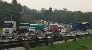 Acidente na Raposo Tavares deixa um morto e interdita rodovia em Araçoiaba da Serra