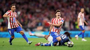 Julián Álvarez fue reemplazado por una molestia en el encuentro entre Atlético Madrid y Arsenal