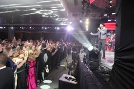 Baile celebra os 480 anos de Santos com muita solidariedade