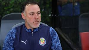 Chivas: Milito apuesta por la calma y asegura que van paso a paso