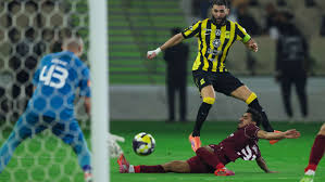 بنزيما يقود هجوم الاتحاد.. وتعديلات واسعة في الشباب