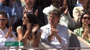 Brad Pitt claps along to Chwalinska's overhead slam