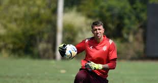 Fernando Muslera sigue en duda y Eduardo Domínguez espera para definir el dueño del arco ante Riestra