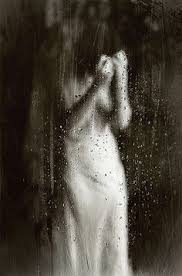 Resultado de imagem para mulher na chuva