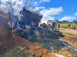 Motorista é socorrido de helicóptero após carreta carregada de pão de queijo tombar e pegar fogo na BR-251