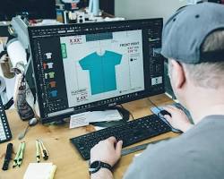 person designing a custom tshirt on a computer resmi