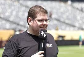 Casimiro alfineta a Globo durante transmissão de jogo na CazéTV