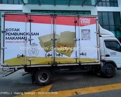 Gambar Lorry truck with promotional banner