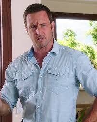 Résultat de recherche d'images pour "burn notice images hawaiian shirts"