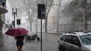 Fim de semana será marcado por chuva intensa e calor na maior parte do país