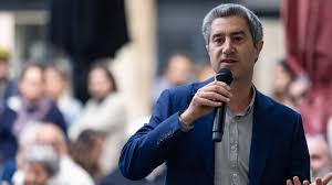 "Je serai un président au Smic" : la promesse choc de François Ruffin, qui a lancé sa campagne pour 2027 à Lyon