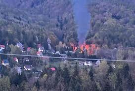 Pożar w Targanicach. Ogień widać z daleka.