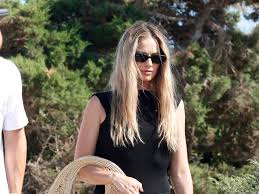 Margot Robbie: Look Plage Gothique Chic à Ibiza! ☀️🖤
