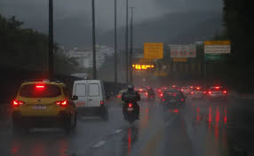 Frente fria muda o tempo em Curitiba, derruba temperaturas e coloca capital sob alerta de chuva intensa