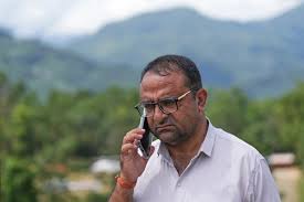 Director en Nepal evacuó a 900 alumnos antes de que la inundación arrasara su escuela