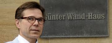 Direktor Lutz-Werner Hesse vor der Musikhochschule: Im Günter-Wand-Haus ...