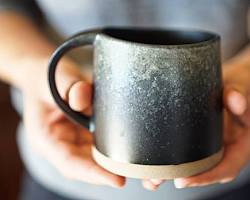 person holding a Japanesestyle dog mugの画像