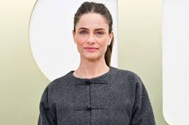 Amanda Peet Reveals Breast Cancer Diagnosis While Parents Were in Hospice