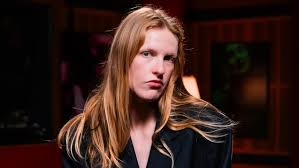 Behind Audrey Hobert's cover of Malcolm Todd's 'Earrings' for Like A Version
