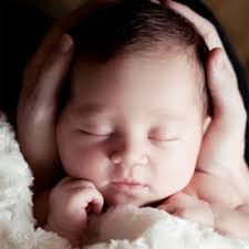 Chiều cao con: 2 tuổi x2 bằng khi lớn - 1. Tất cả các bà mẹ đều biết thóp là nơi mềm yếu nhât của trẻ sơ sinh và rất cần được bảo vệ. - 1387948032-sosinh6400