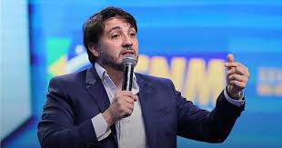 Renan Santos aciona PF após fala de artista em show