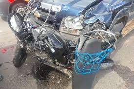 Motociclista de aplicativo morre ao cair de viaduto em engavetamento no Recife