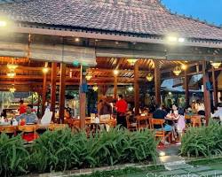 Gambar Alamama Resto dengan bangunan joglo