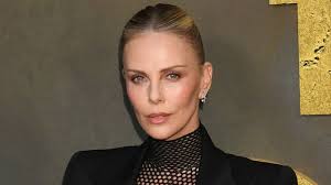 Chris Hemsworth & Charlize Theron’s $396M Dark Fantasy Movie Climbs Streaming Charts 14 Years Later