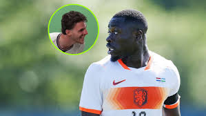 Declan Rice barst plots in lachen uit over Brian Brobbey: 'Dit kun je niet uitzenden!'