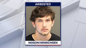 Valet de Disney Arrestado por Robar Chequera y Cobrar Cheques Falsos