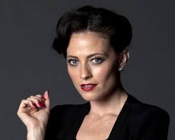 Irene Adler (Lara Pulver) resmi