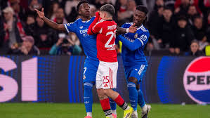 IFAB verschärft Regeln: Rot für Mund verdecken und bei speziellem Schiedsrichterprotest